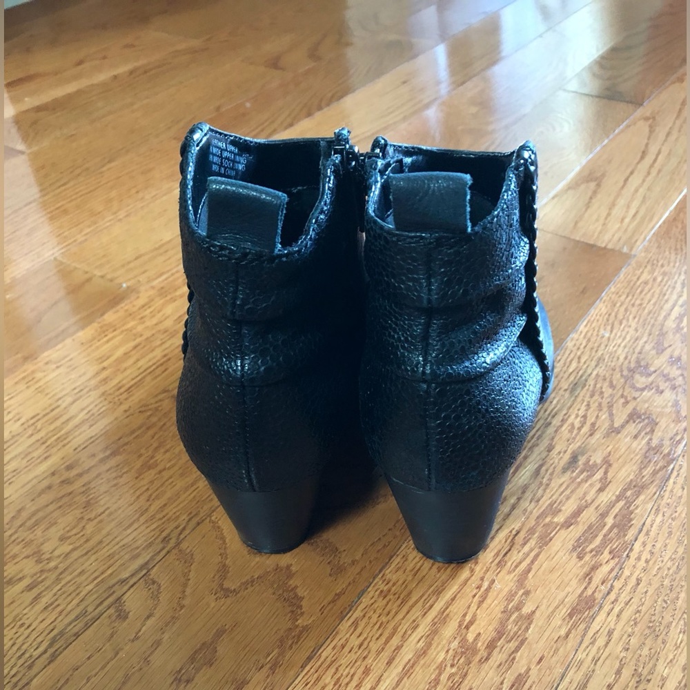 Earth black leather ankle boot